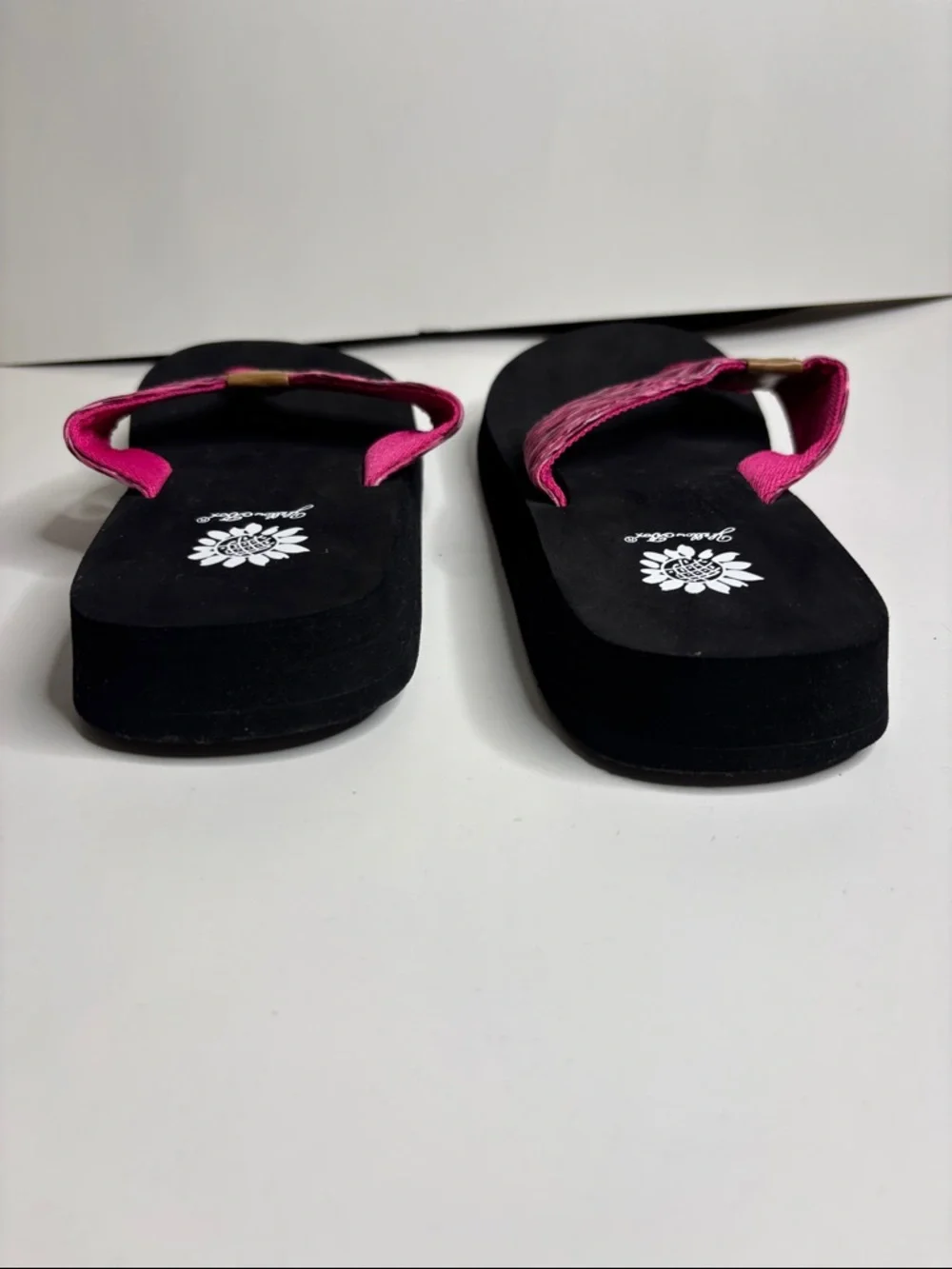 Yellow Box size 10M Pink Fabric Wedge Thong Sandals with Black Footbed - Picture 8 of 9